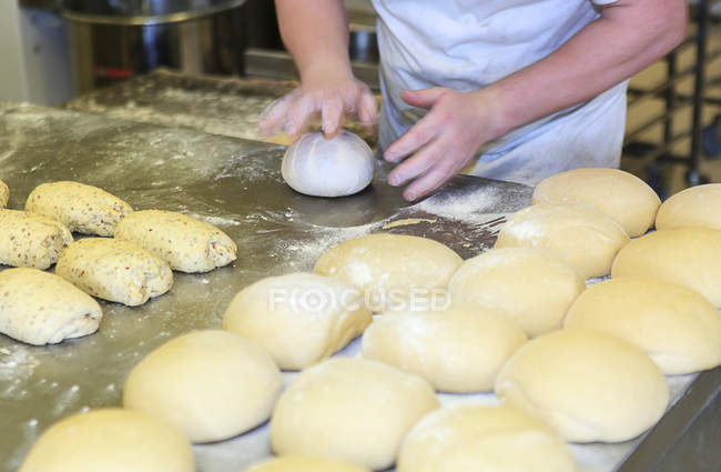 Hombre cocinando pan en Francia panadería - foto de stock