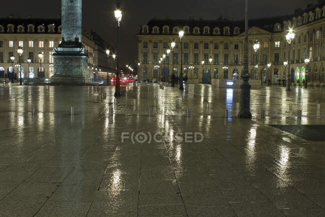 Франция, Париж, 1-й округ, Площадь Вендом под дождем, ночь. — стоковое фото