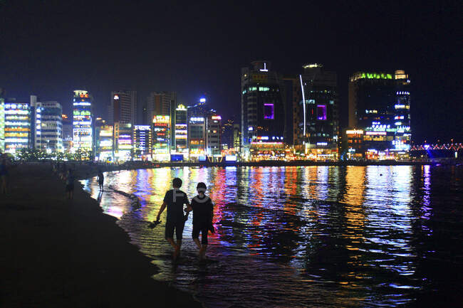 Corea del Sur, Busan. Playa de Gwangalli - foto de stock