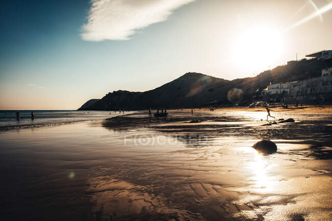 Coucher de soleil sur la plage de Burgau, région de l'Algarve, Portugal — Photo de stock