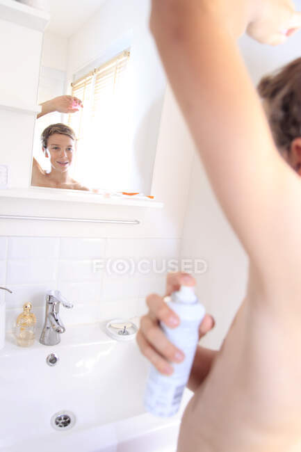 Франція, хлопчик у ванній, користуючись розпилювачем.. — стокове фото