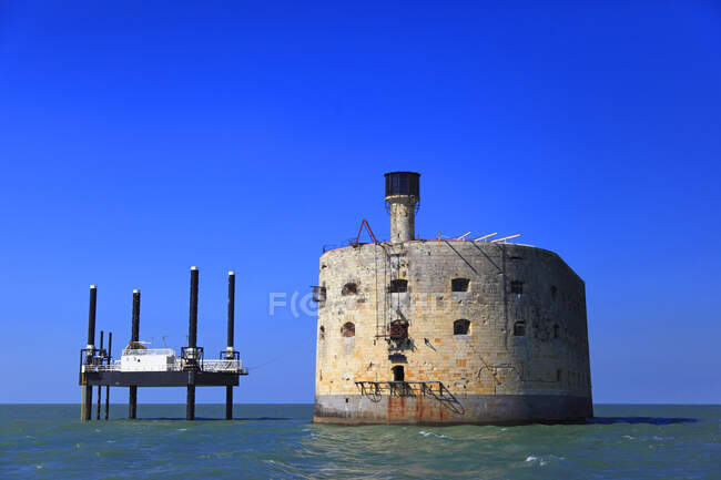 Francia, Fort Boyard sobre el cielo azul - foto de stock