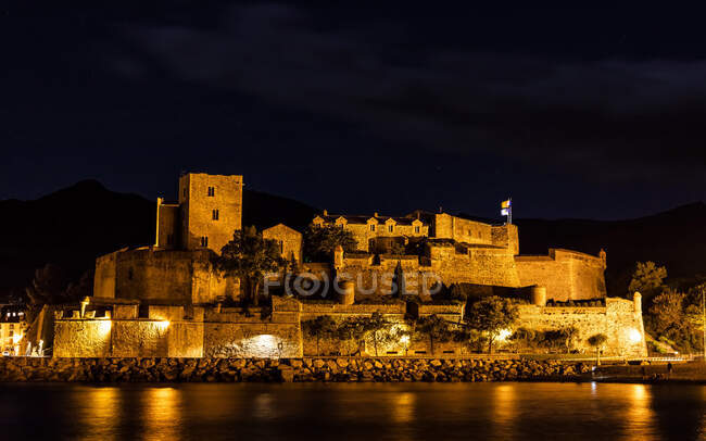 Vista nocturna del Castillo Real de Collioure, Cataluña, Costa de Vermeille, Languedoc-Rosellón, Francia - foto de stock