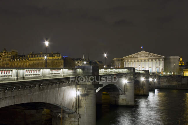 França, Paris, Ponte Concorde e Palais Bourbon (Assembleia Nacional), à noite. — Fotografia de Stock