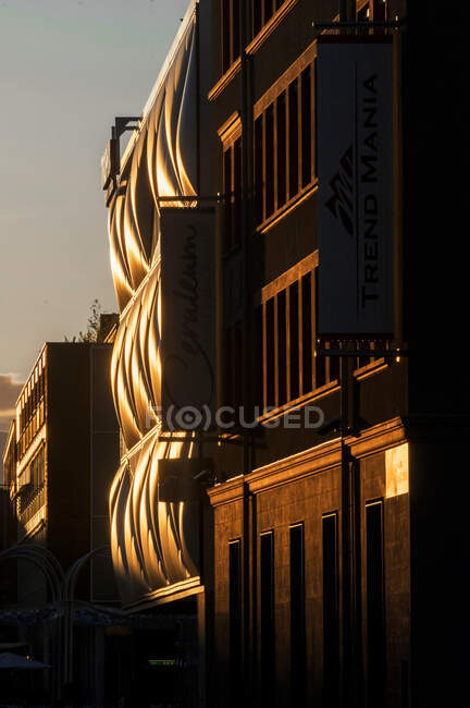 Suiza, Cantón de Vaud, región de Leman, Lausana, Donwtown, distrito de Flon, Voie du Chariot al final del día con una luz dorada - foto de stock