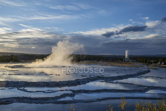 Splashing geyser at sunset, Yellowstone National Park, Wyoming, Estados Unidos da América, América do Norte — Fotografia de Stock