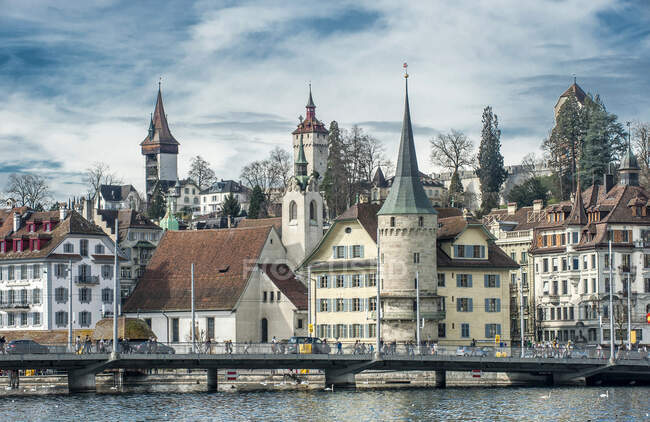 Suisse, Lucerne, vieille ville au bord du lac des Quatre-Cantons — Photo de stock