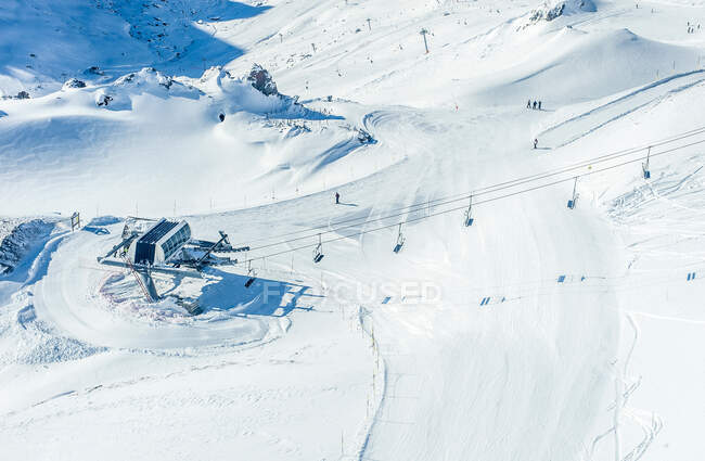 Frankreich, Hautes Pyrenees, Skigebiet La Mongie, Piste und Sessellift — Stockfoto