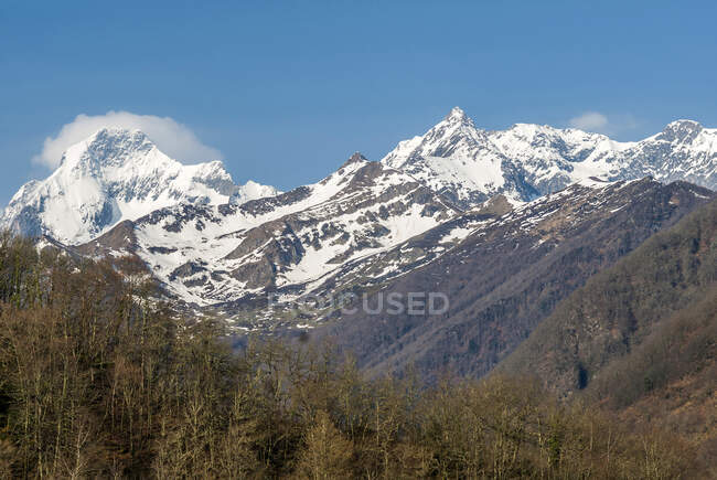 Francia, Pirenei Parco Naturale Regionale Ariegeoises, innevato Monte Valier (2.838 metri) — Foto stock