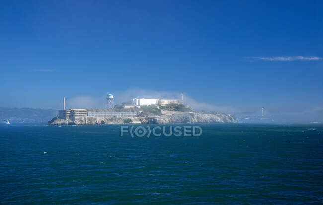 États-Unis, Californie, San Francisco, Alcatraz dans la brume — Photo de stock