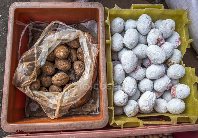 Huevos en el mercado callejero del distrito chino, Myanmar, Yagon - foto de stock