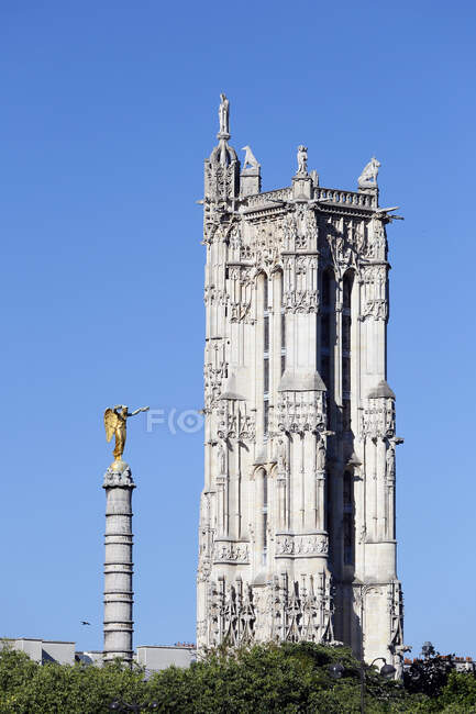 Paris, quarto distrito, coluna e estátua da fonte Chatelet (à esquerda), e Tour Saint Jacques no fundo. — Fotografia de Stock