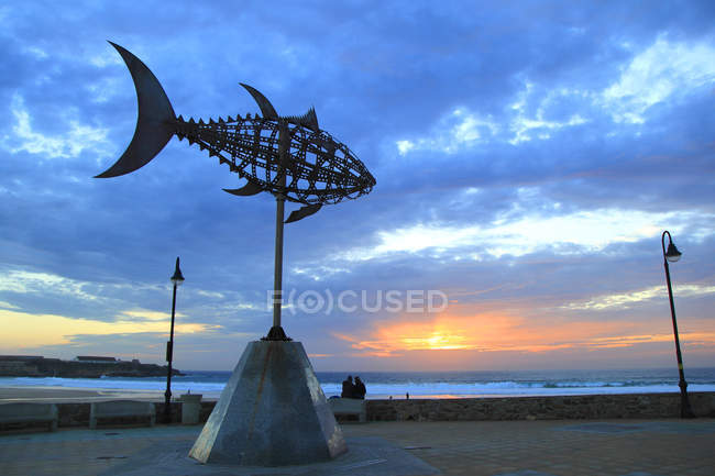 Памятник рыбе в Испании, Андалусия — стоковое фото