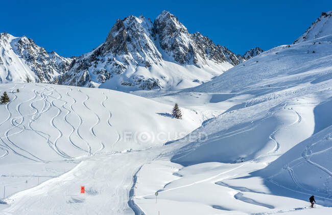 Francia, Altos Pirineos, Estación de esquí Baregs, Pistas de esquí - foto de stock