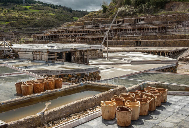 España, Comunidad Autónoma Vasca, Provincia de Álava, Salinas de A? ana (estanque de evaporación de sal)) - foto de stock