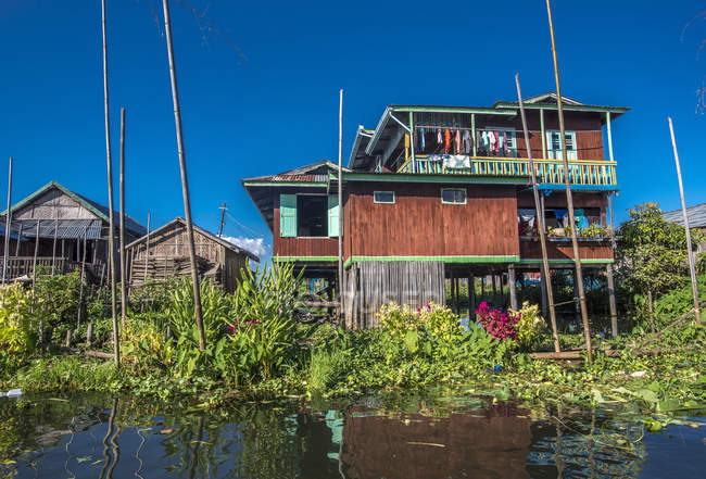 Myanmar, región de Shan, lago Inle, casa de madera sobre pilotes en jardines flotantes - foto de stock
