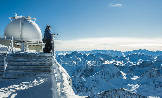 Francia, Hautes Pyrenees, La Mongie, Pic du Midi de Bigorre Observatory (2.877m) cubierto de nieve - foto de stock