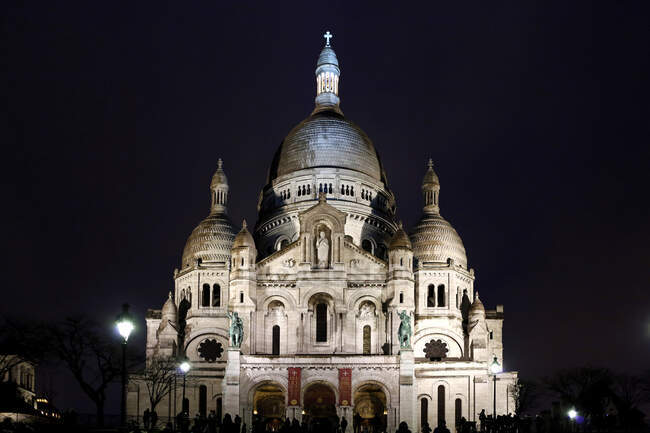 París, distrito 18, Montmartre, Basílica del Sagrado Corazón por la noche. - foto de stock