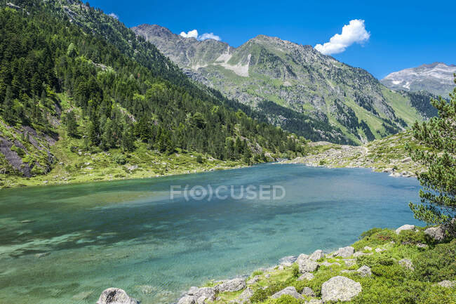 France, Pyrenees National Park, Occitanie region, Val d'Azun, Suyen Lake (1,535m) на наданих d'Arrens (назва відноситься до залишкових річок, на західній стороні Піренеїв.) — стокове фото
