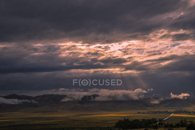 Estados Unidos, Wyoming, en la carretera, North Salt Lake City, rayos de luz al atardecer - foto de stock