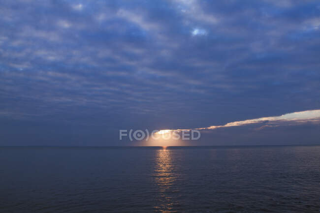 Francia, Bahía de Bourgneuf, puesta del sol. - foto de stock