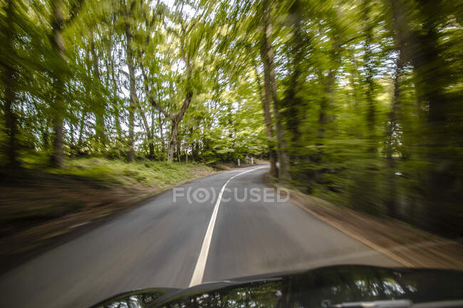 Estrada sinuosa disparada do carro — Fotografia de Stock