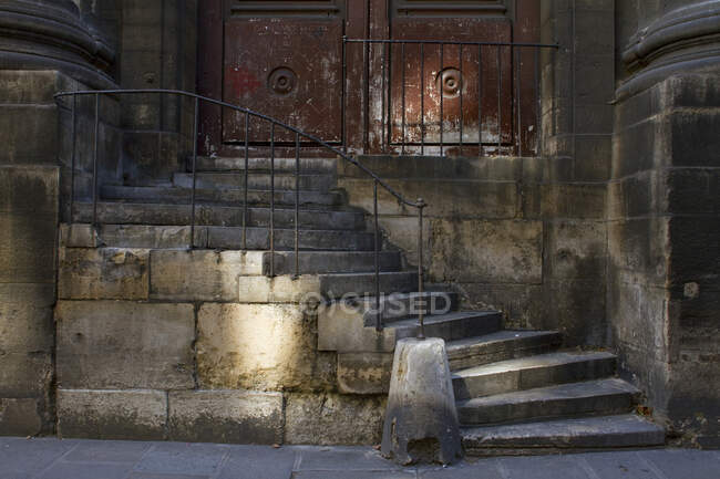 França, Paris, Igreja de Saint-Sulpice, escadaria de pedra velha. — Fotografia de Stock