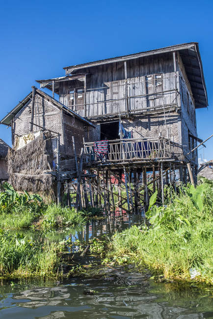 Myanmar, région de Shan, lac Inle, maison en bois sur pilotis au milieu des jardins flottants — Photo de stock
