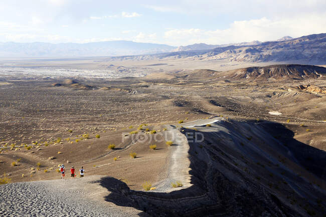 США. Каліфорнія. Долина смерті. Кратер Убехай. Вулканічний кратер. Мандрівники на вулкані. — стокове фото