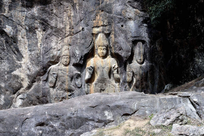 Sri Lanka. BUDURUWAGALA Temple. The ruins of Buduruwagala are next to the town of Wellawaya in the south of the island. These statues date from the X century. — Stock Photo