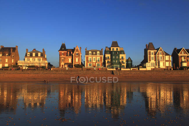 França, St-Malo, Casas à beira-mar. — Fotografia de Stock
