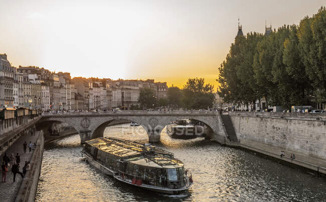 Francia, Isla de Francia, París, 1er distrito, el crucero Calidfe y restaurante casa flotante en el Sena cerca del Pont au Change - foto de stock