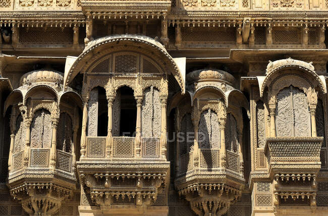 India, Rajastán, balcones esculpidos en piedra (conocidos como Jharokhas), Haveli Patwon-ki en Jaisalmer - foto de stock