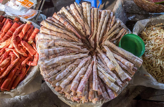 Мьянма, Мандалайская область, Мандалай, бамбуковые саженцы на рынке — стоковое фото