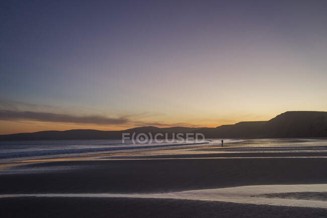 Stati Uniti, California, Contea di Marin, Point Reyes, Point Reyes National Seashore, Drakes Beach, tramonto sulla spiaggia — Foto stock