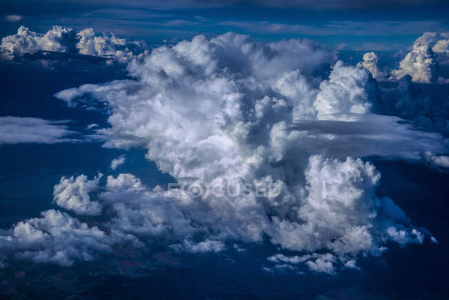 Вид с воздуха, облака в голубом небе — стоковое фото