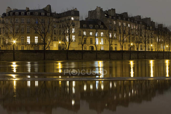 France, Paris, 4th arrondissement, ile Saint-Louis during the drop in the water level of the Seine, night, February 2018. — Stock Photo