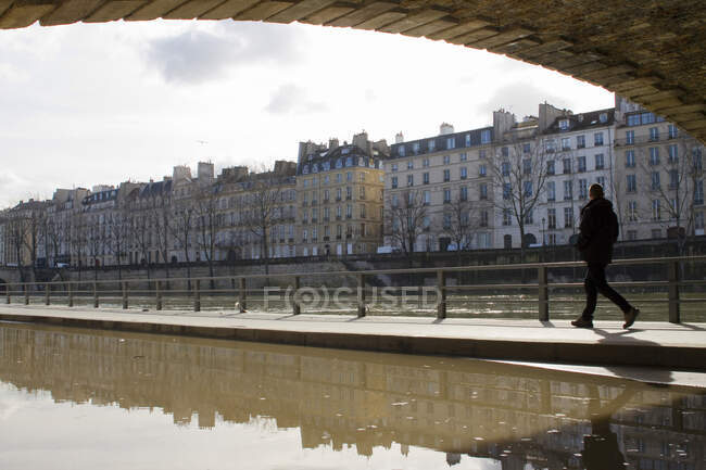 France, Paris, Department 75, 4th arrondissement, Voie Georges Pompidou opposite the ile Saint-Louis, drop in the water level of the Seine, febbraio 2018. — Foto stock