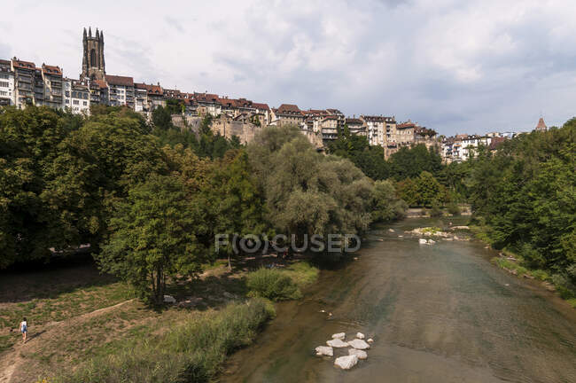Швейцарія, Кантон і місто Фрібур, ріка Сарін при підніжжі верхнього міста. — стокове фото