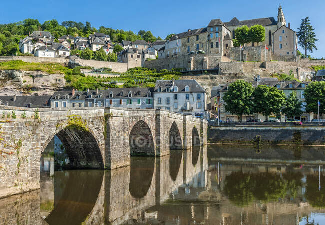 Francia, Dordogna, Terrasson-Lavilledieu, vecchio ponte sul Vezere (fiume) e chiesa abbaziale di Saint Sour — Foto stock