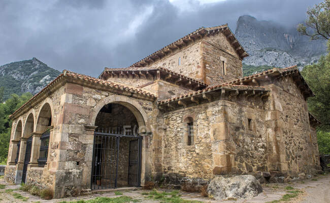 Spagna, Cantabria, Sierra de Pena Sagra, Chiesa di Santa Maria de Lebena — Foto stock