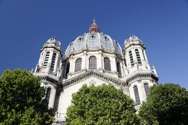Parigi, ottavo distretto. Chiesa Sant'Agostino in estate. — Foto stock