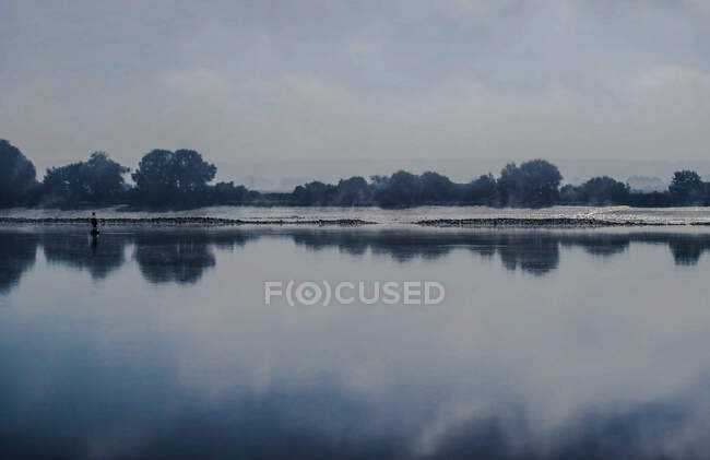 Luz de la mañana en las orillas del río Sena de Normandía - foto de stock