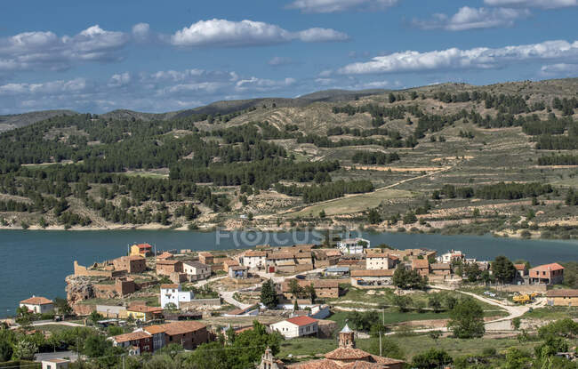 España, comunidad autónoma de Aragón, embalse de Tranquera y pueblo de Nuevalos - foto de stock