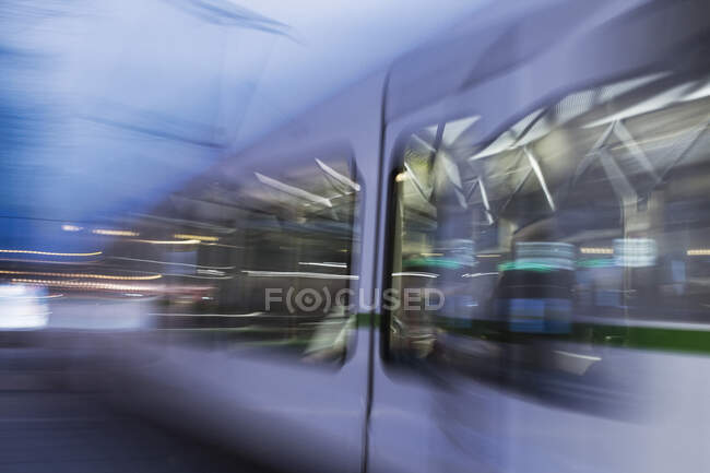 Франция, Нант, трамвай в движении. — стоковое фото