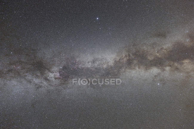Sommermilchstraße leuchtet im Zenit unter Lichtverschmutzung des Himmels — Stockfoto