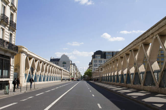 Francia, Parigi, dipartimento 75, decimo arrondissement, rue La Fayette, viadotto sopra i binari della stazione ferroviaria dell'Est. — Foto stock