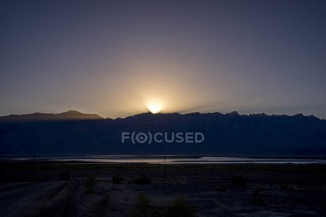 США, Каліфорнія, пейзаж між долиною Смерті і пустелею Лоун Пайн, сутінки, Сьєрра-Невада — стокове фото