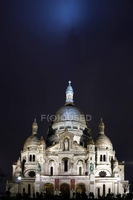 París, distrito 18, Montmartre, Basílica del Sagrado Corazón por la noche. - foto de stock