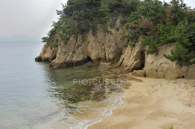 Giappone, isola di Naoshima, insenatura lungo il mare — Foto stock